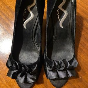 Awesome Nina Sz 9.5M Black Suede Heels EUC 😊😊